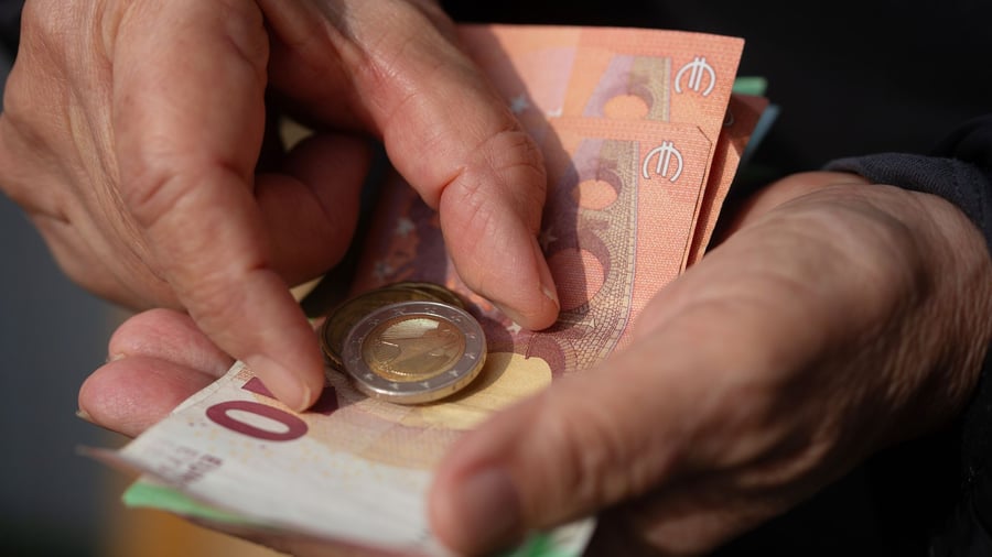 Altersvorsorge: Rentenstreit: Kanzleramtsminister verteidigt Merz