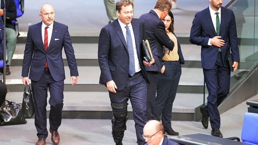 Mit Schiene im Bundestag: Vom Rad gestürzt: Klingbeil reißt sich Kreuzband