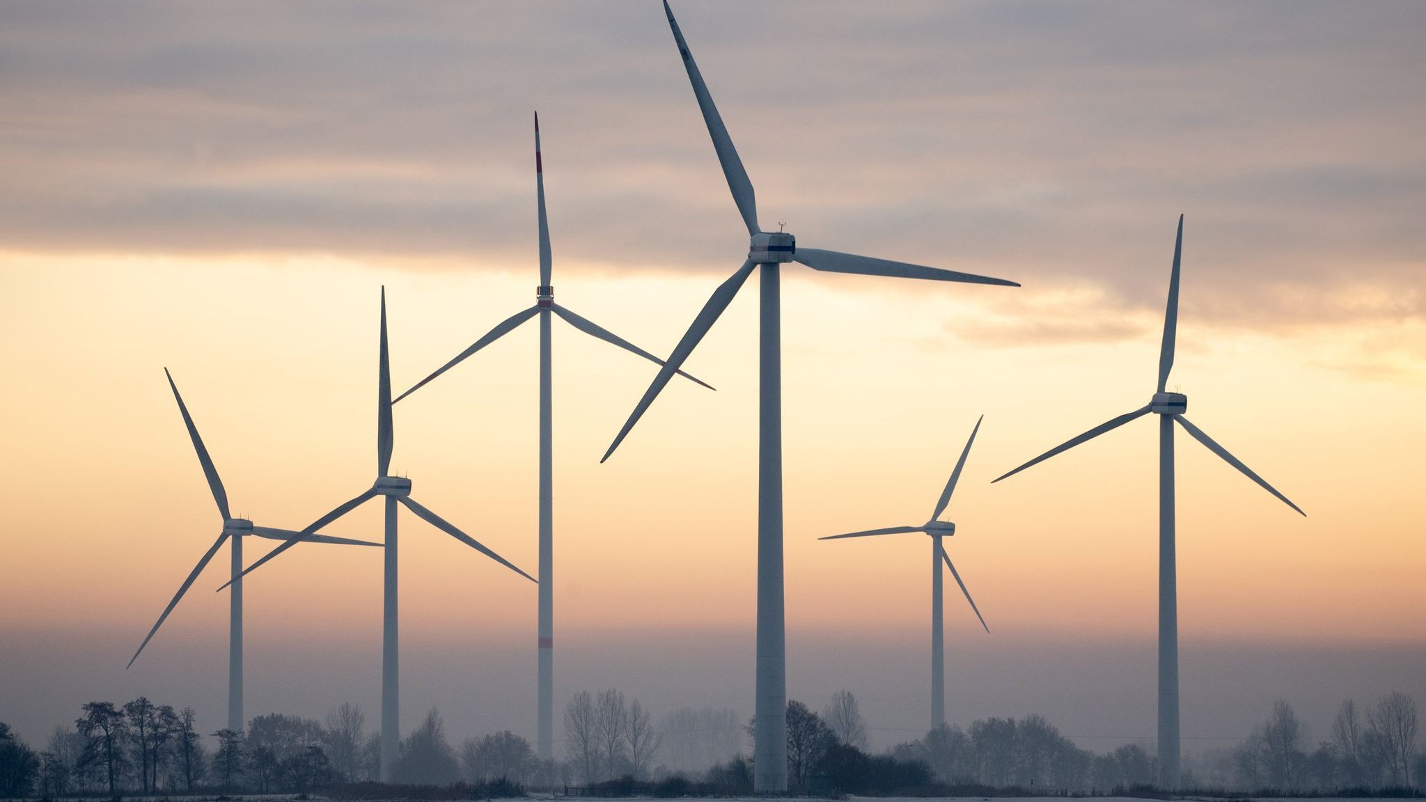 Stromhandel : Deutschland erstmals seit 2023 wieder Strom - Nettoexporteur