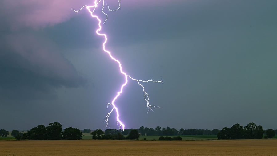 Schutz vor Blitzschlag: Draußen bei Gewitter: Wie kann ich mich schützen?