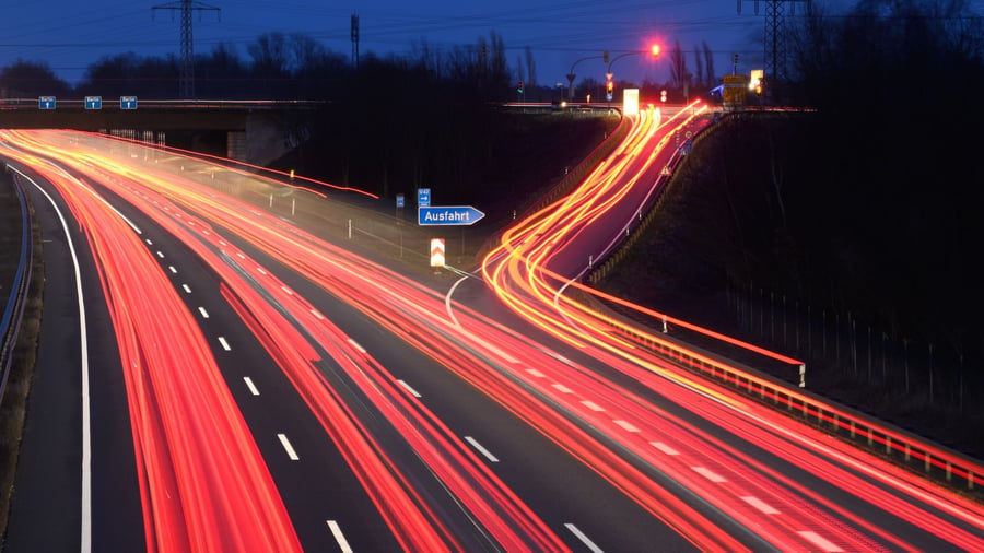 Gesetz der Straße: Lkw gegen Pkw: Crash durch gleichzeitigen Spurwechsel?