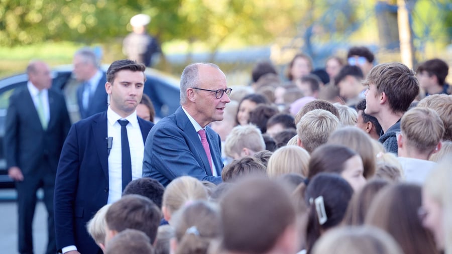 Schulbesuch nach Ukraine-Reise: Von Kiew ins Sauerland: Merz besucht sein altes Gymnasium