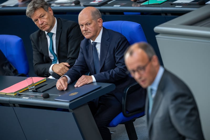 Regierungserklärung: In Fremdscham vereint – Scholz-Merz-Duell im Bundestag