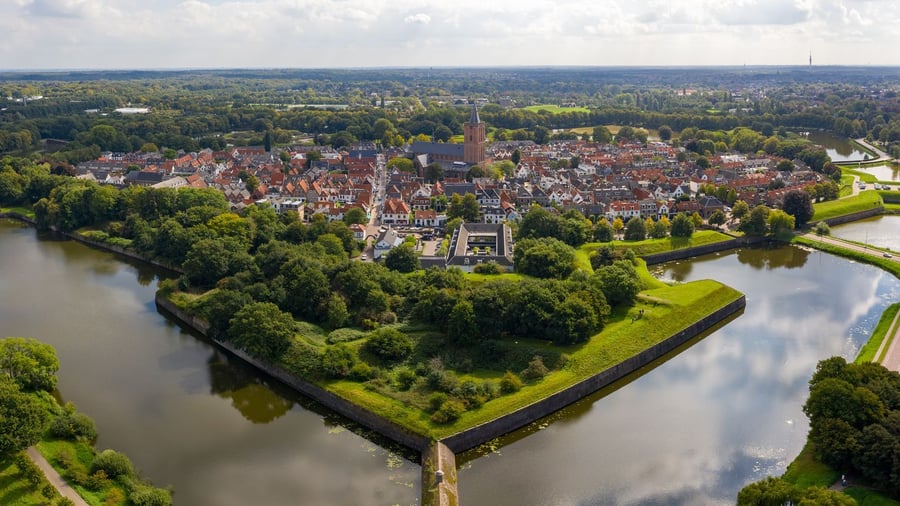 Niederlande: Kanonen und Kirchenkunst: Ausflug zur Festungss