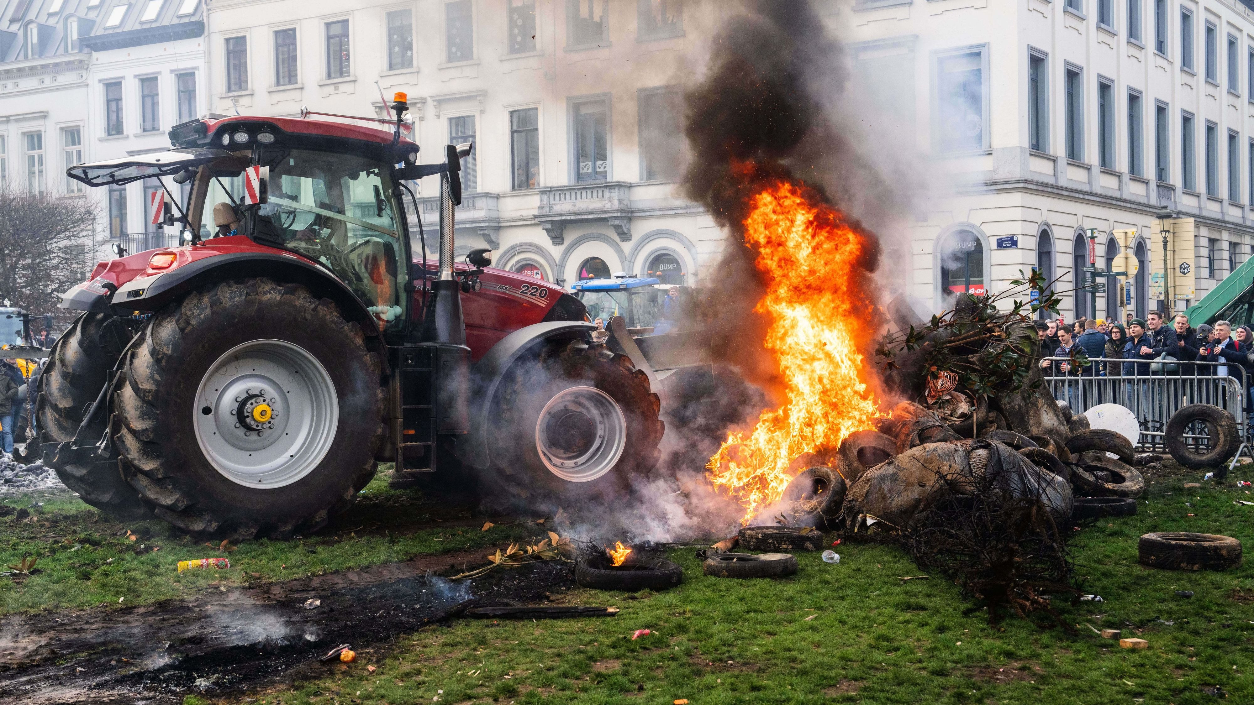 Landwirtschaft: Feuer und Tränengas – Tausende Bauern bei Protest in Brüssel