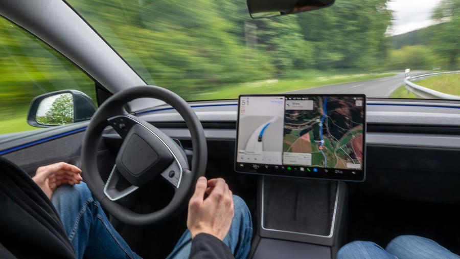 Bundesweites Pilotprojekt: Selbstfahrende Teslas bringen Schüler und Senioren ans Ziel