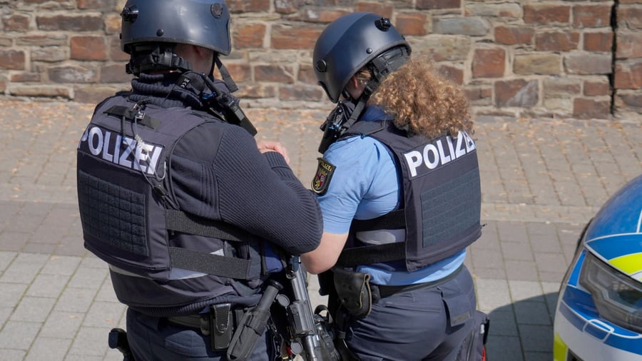 Großeinsatz: Geiselnahme in Bank – Polizei geht von mehreren Tätern aus