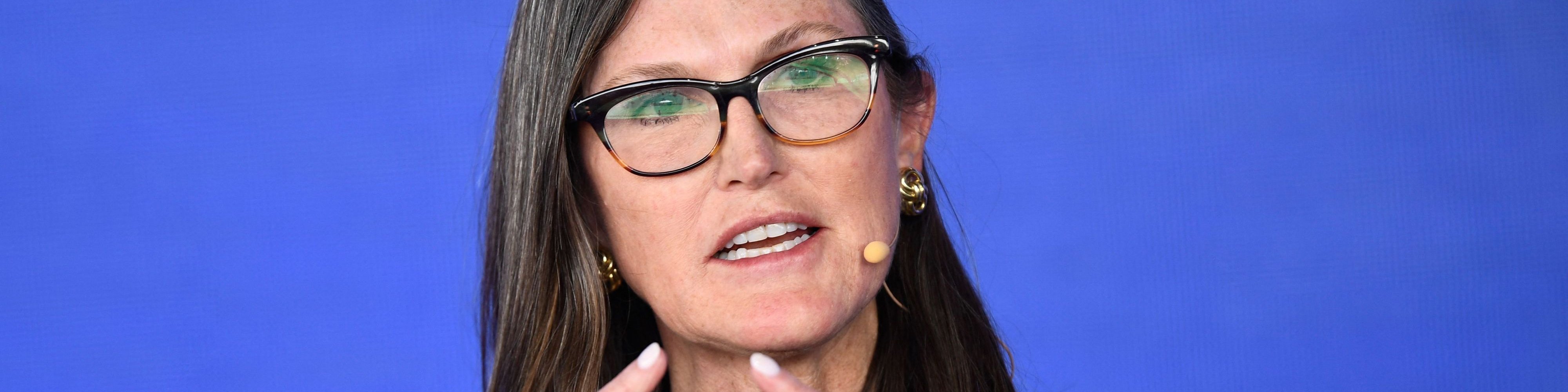 Cathie Wood: Diese KI-Aktien tauscht sie gerade aus