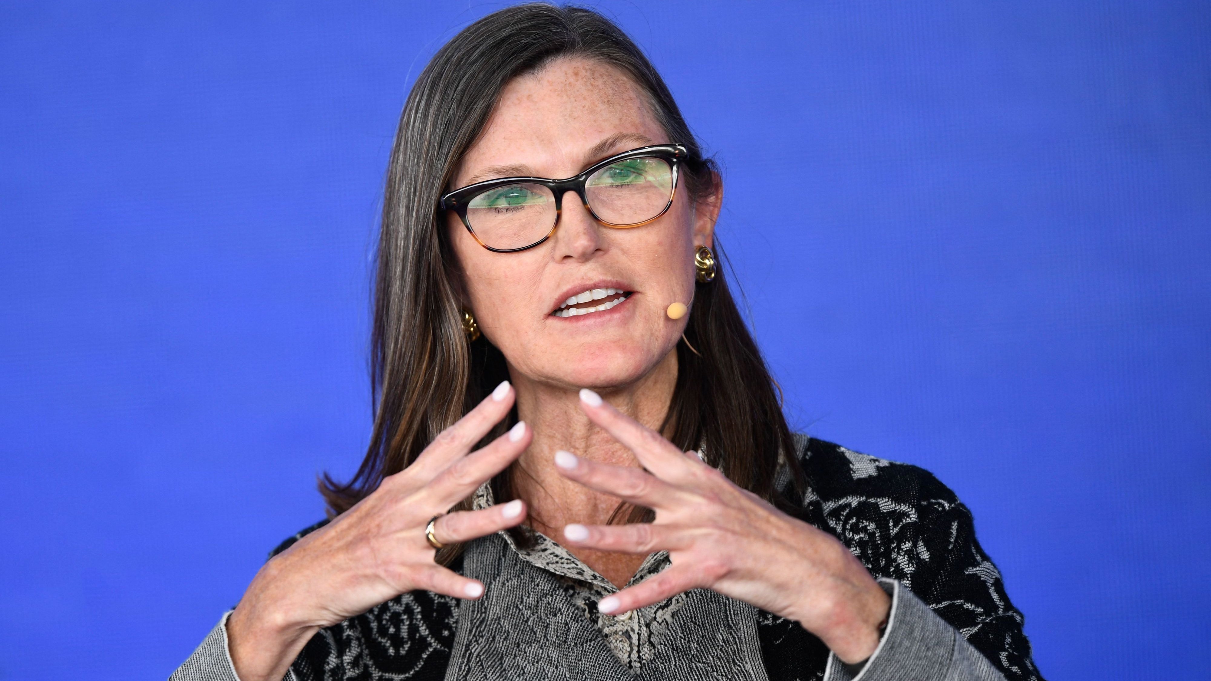 Cathie Wood: Diese KI-Aktien tauscht sie gerade aus