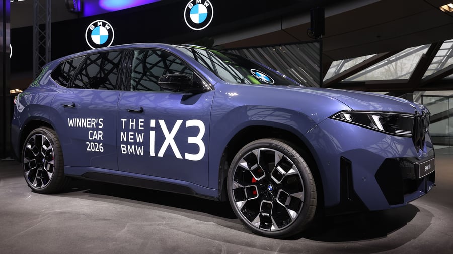BMW iX3 en una conferencia de prensa