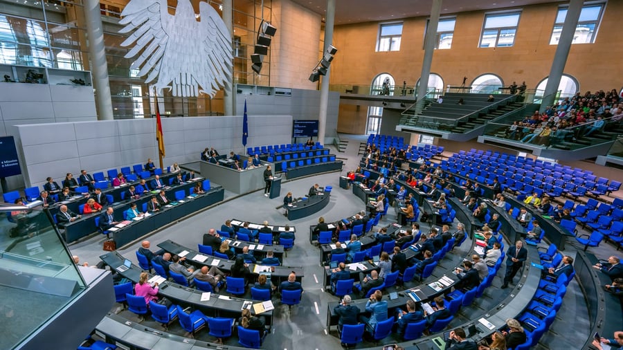 Mehr Geld für Abgeordnete?: Koalition sucht Zeitpunkt für Verzicht auf Diätenerhöhung