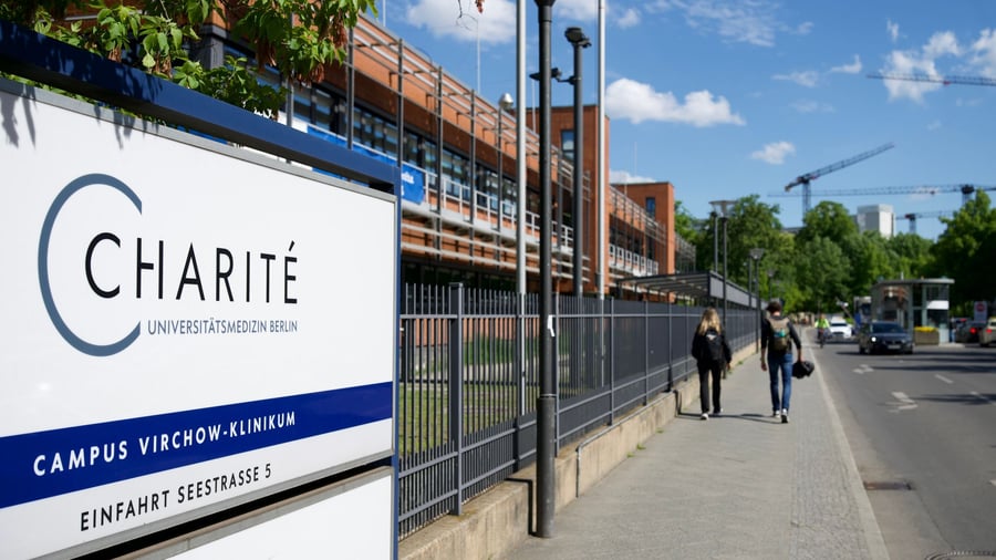Viruserkrankung: Ebola-Patient soll in Berliner Charité kommen