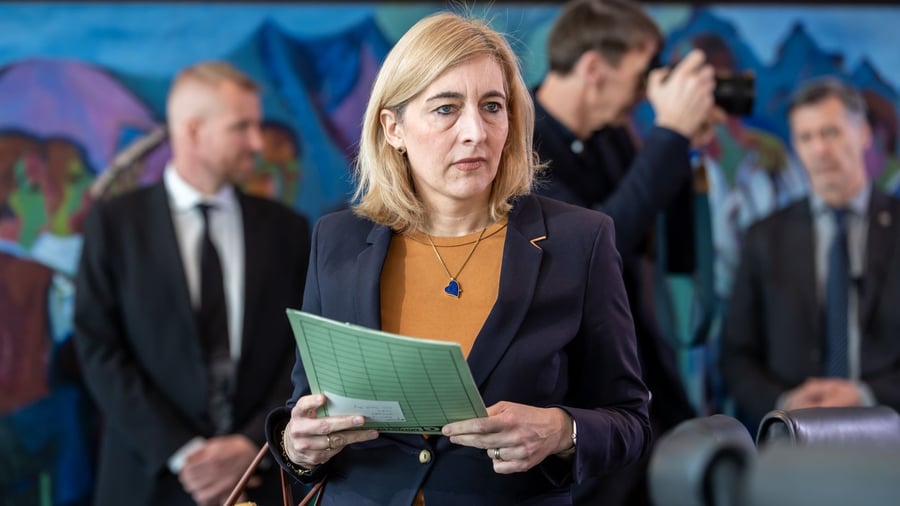 Pflegeversicherung: Die Kritik an Warkens Reformplänen wächst
