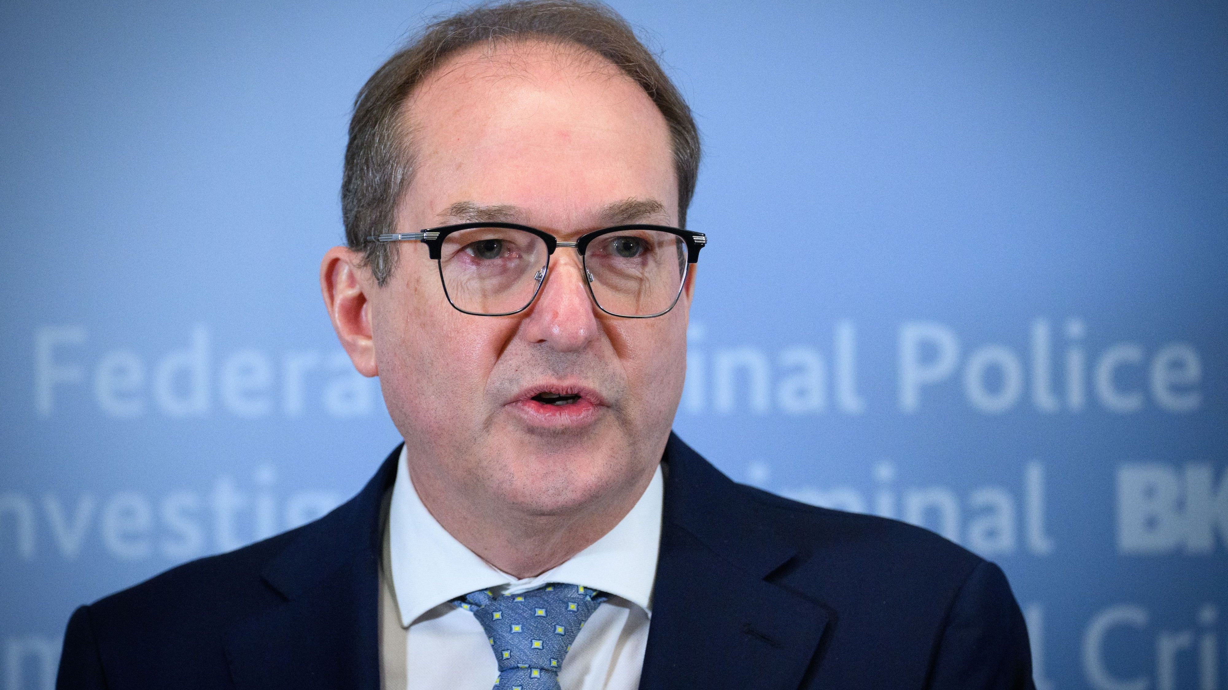 Asyl: Dobrindt will Arbeitsverbot f&uuml;r Asylbewerber offenbar aufheben