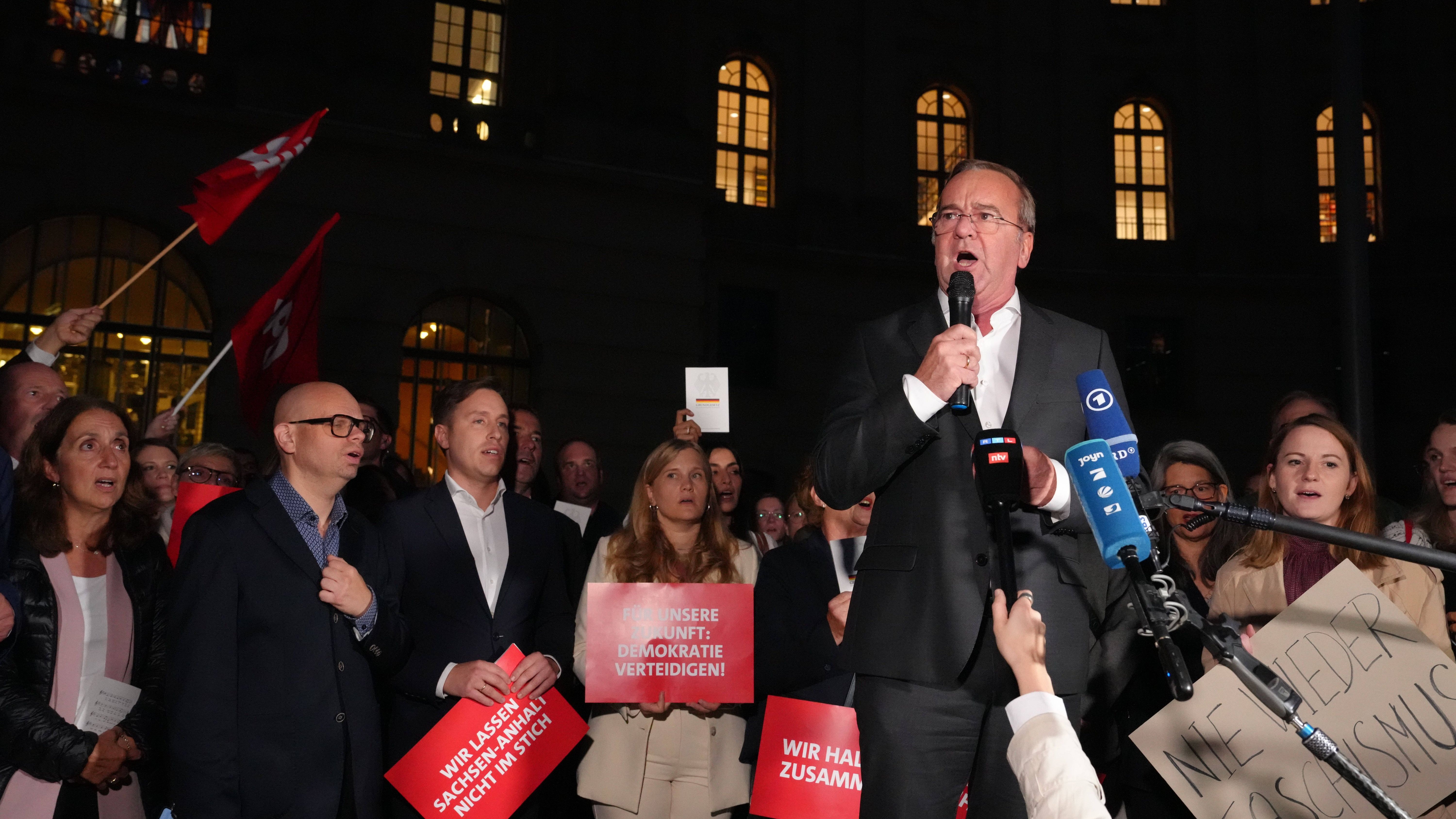 Wegen AfD: Spontaner Protestmarsch der SPD‑Fraktion – Pistorius stimmt Nationalhymne an