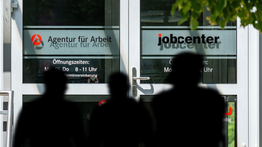 Arbeitsmarkt: Arbeitslosenzahl fällt erstmals seit Dezember unter drei Millionen