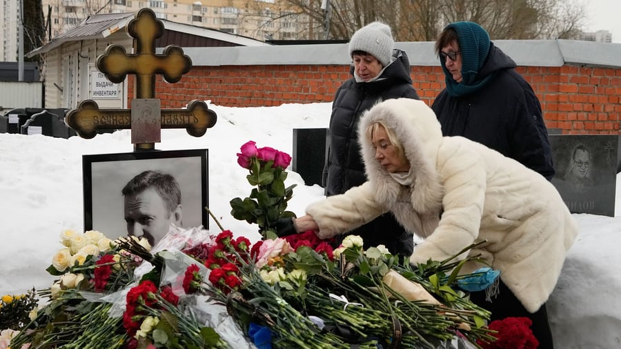 Dead Kremlin critic: Navalny memorial: Moscow rejects poisoning allegations