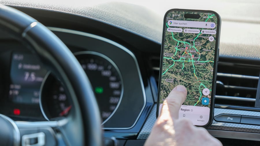 Smartphone beim Fahren: Ablenkung im Auto: So verk
