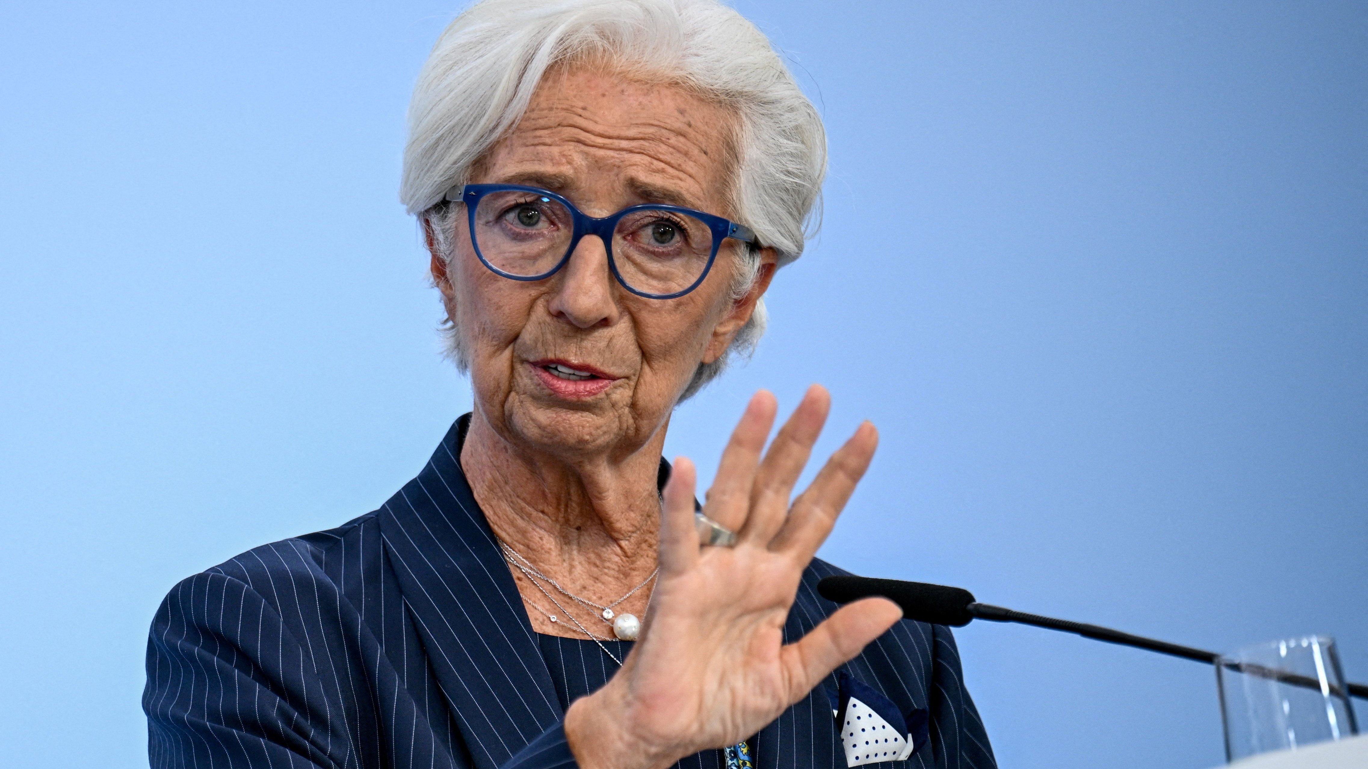 Lagarde leaves open an early ECB exit but says she has made no decision