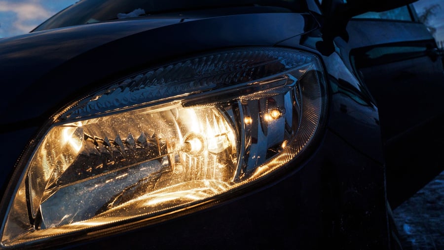 Scheinwerfer an: Mit Hauswand-Trick alle Auto-Lichter selbst checken