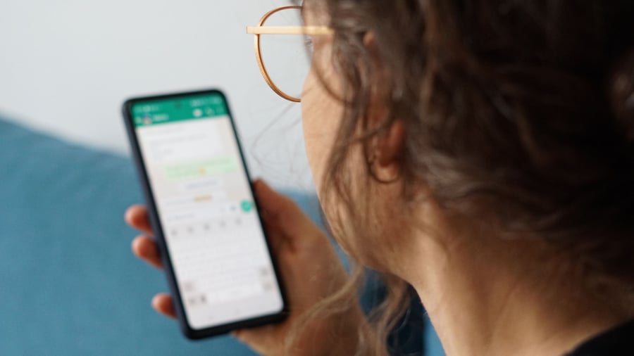 Web- und App-Tipp: WhatsApp-Chats vor anderen verstecken