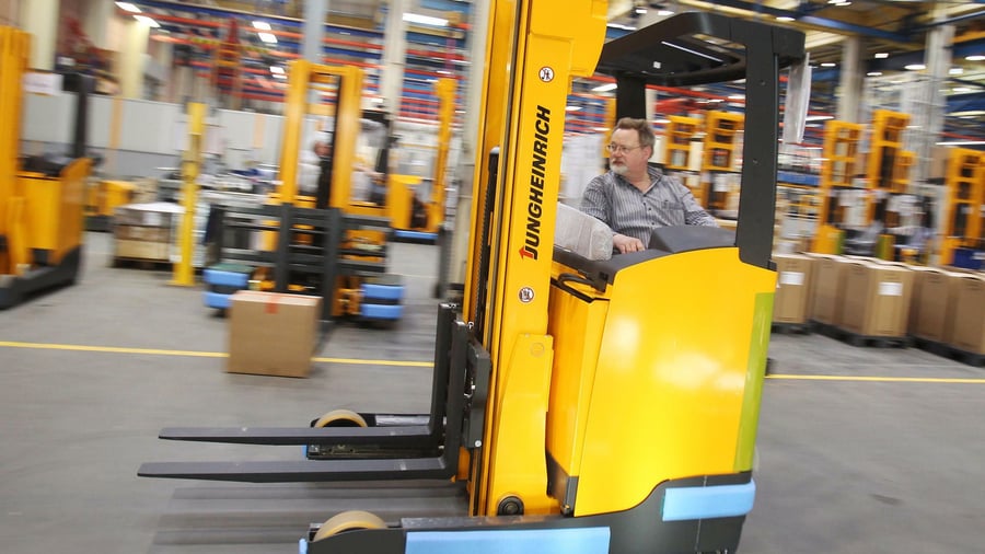 Logistik: Jungheinrich halbiert Quartalsgewinn – Aktie bricht ein