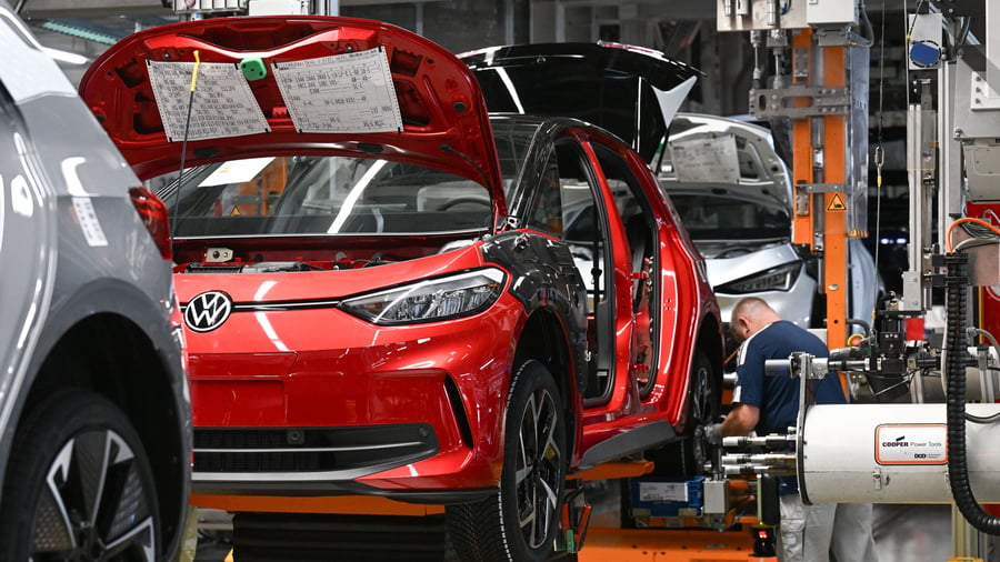 Industrie: Deutsche Unternehmen drosseln Produktion überraschend