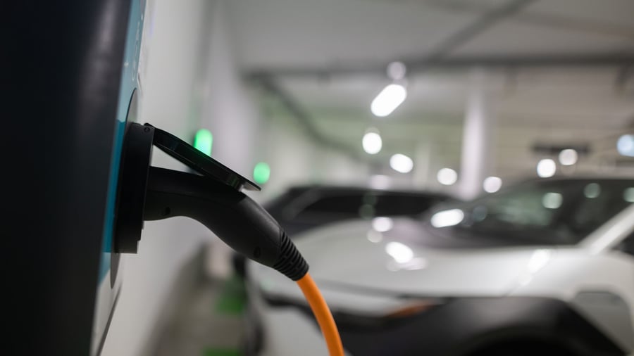 Mobilität: E-Autos laden in Mehrfamilienhäusern: Förderprogramm beginnt