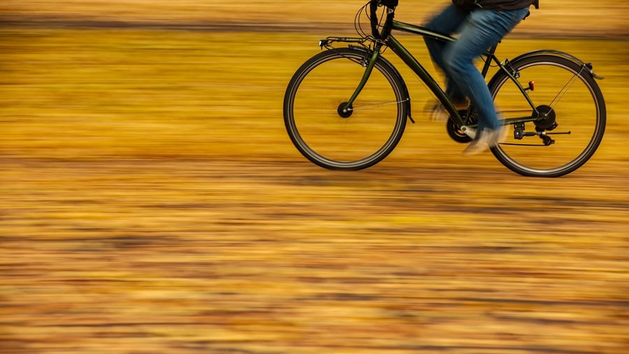 Im Herbst und Winter: Nässe, Laub und Dunkelheit: So bleibt Radfahren sicher