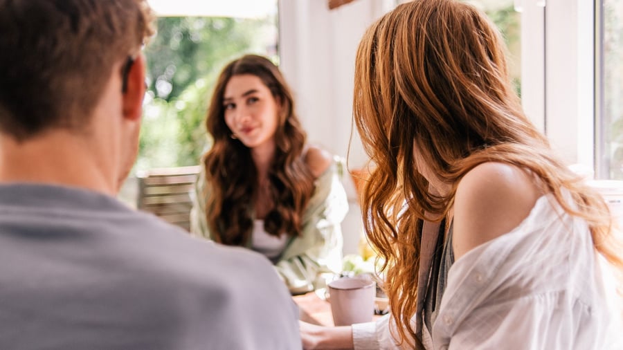 Wenn Einblicke zu privat sind: Scham nach dem Oversharing: Woher sie kommt und was hilft