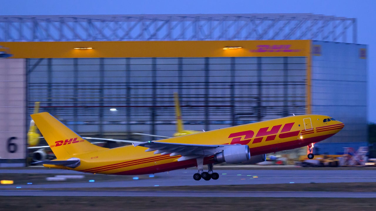 Ukraine: DHL dient sich als Logistiker für ukrainische Waffenexporte an