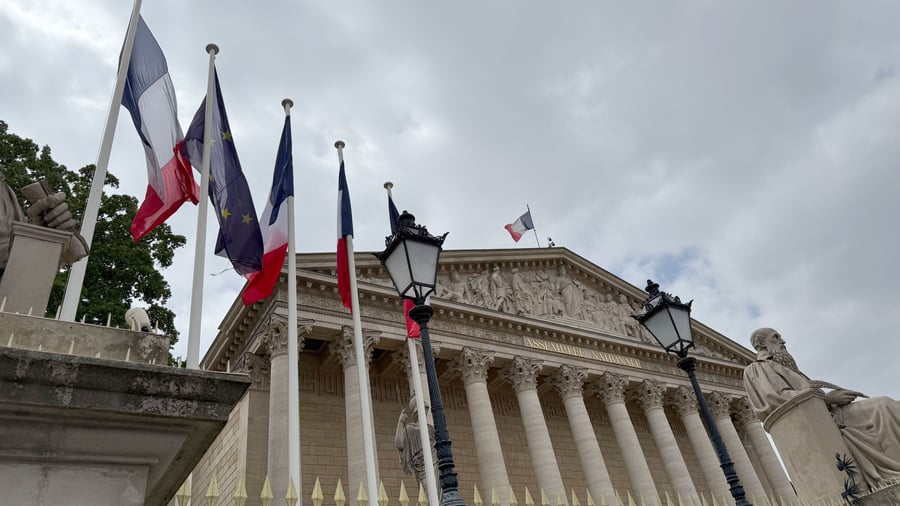 EU: Frankreichs Regierung übersteht Misstrauensvoten