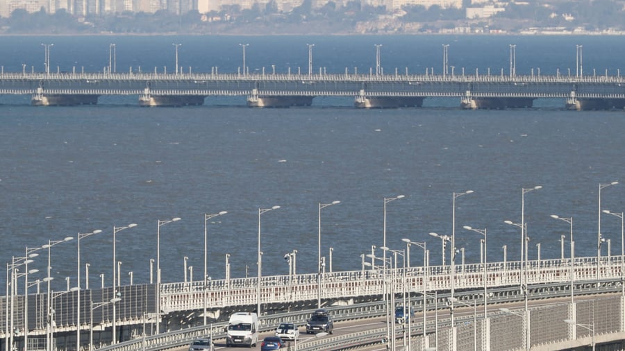 +++ Ukraine-Krieg +++: Ukraine zerstört wohl wichtige Eisenbahnbrücke auf Krim