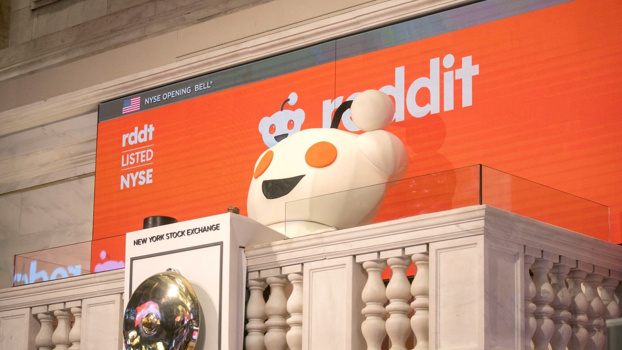 Reddit-Aktie steigt bis zu 70 Prozent über Ausgabepreis