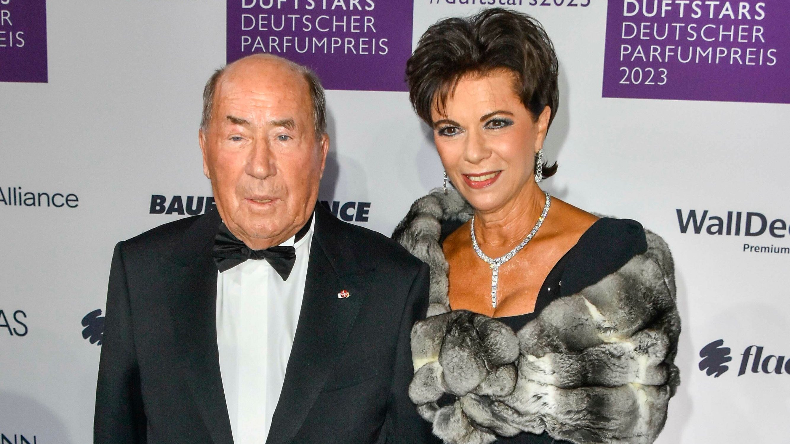 Elegantes Erwin Mller Handtcher Mit Namen Fotos