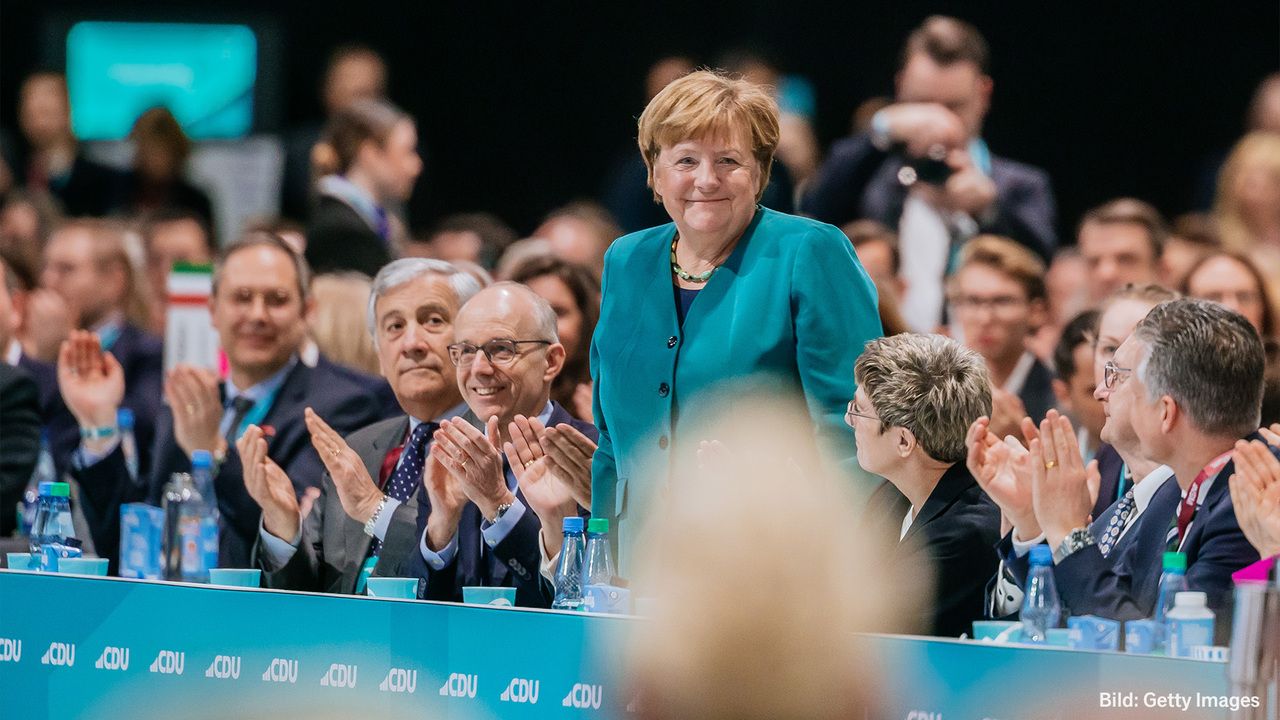 Delegierte begr&uuml;&szlig;en Altkanzlerin Merkel mit langem Applaus