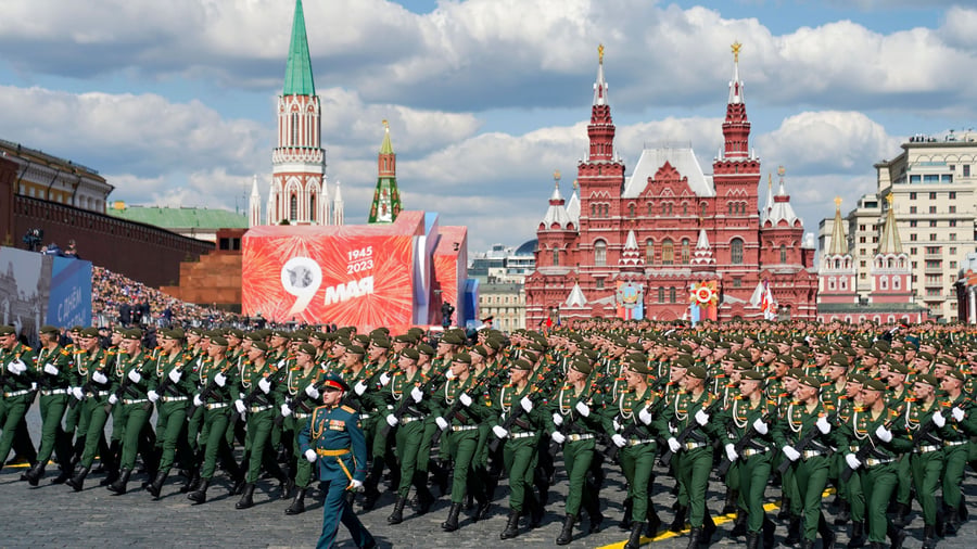 Weltkriegsgedenken: Ohne Panzer und Raketen – Putin nimmt Militärparade ab