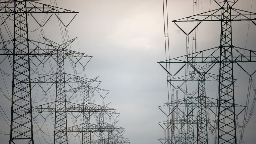 Stromnetzentgelt: Besitzer von Photovoltaik-Anlagen zahlen mehr, Industrierabatte bleiben