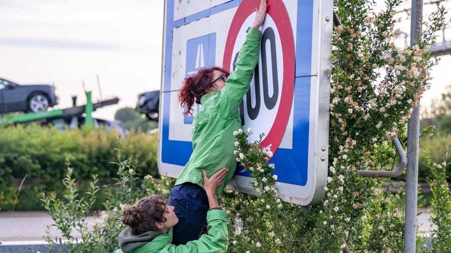Klimaschutz-Aktion: Greenpeace bringt Tempo-100-Schilder an 