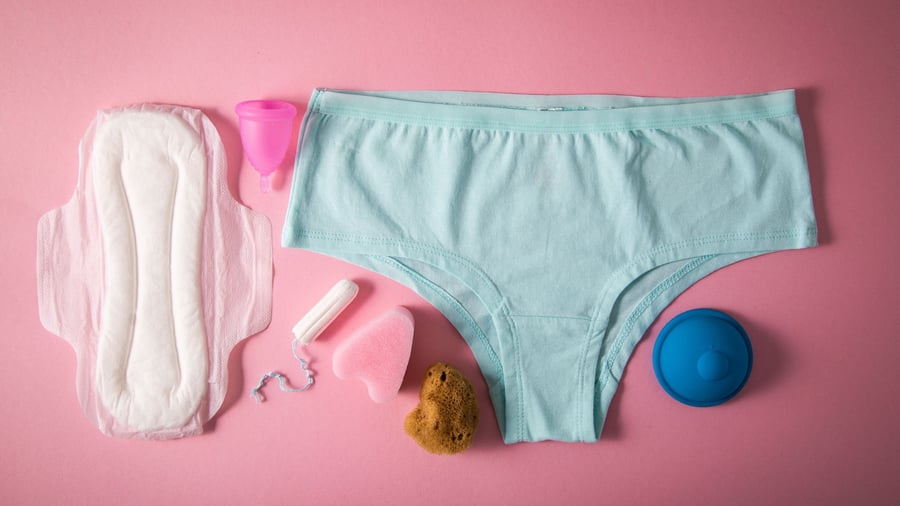Menstruationshygiene und mehr: Mythencheck zur Periode: Was bei Tampons, Tassen & Co. gilt