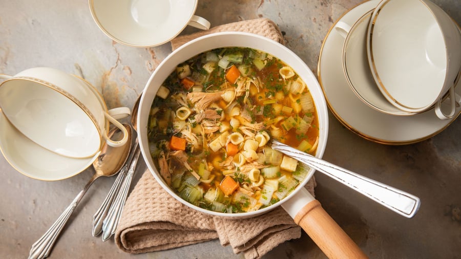Was sagt die Wissenschaft? : Honig, Suppe, Wickel: Erkältungs-Hausmittel im Check