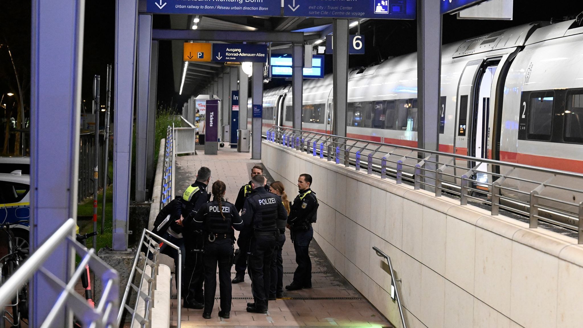 Gro&szlig;einsatz in Siegburg: Mann droht in ICE mit Anschlag &ndash; politisches Motiv?