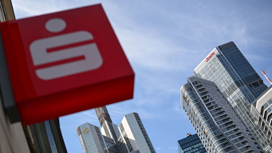 Dekabank: Trotz Kursschwankungen halten Sparkassenkunden an Wertpapier-Anlagen fest