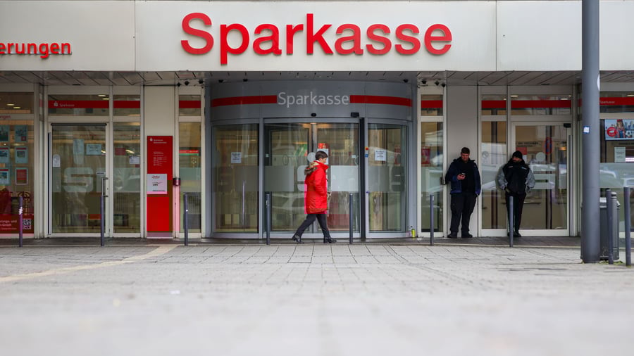 Einbruch: Nach Millionen-Coup: Sparkasse öffnet SB-Bereich